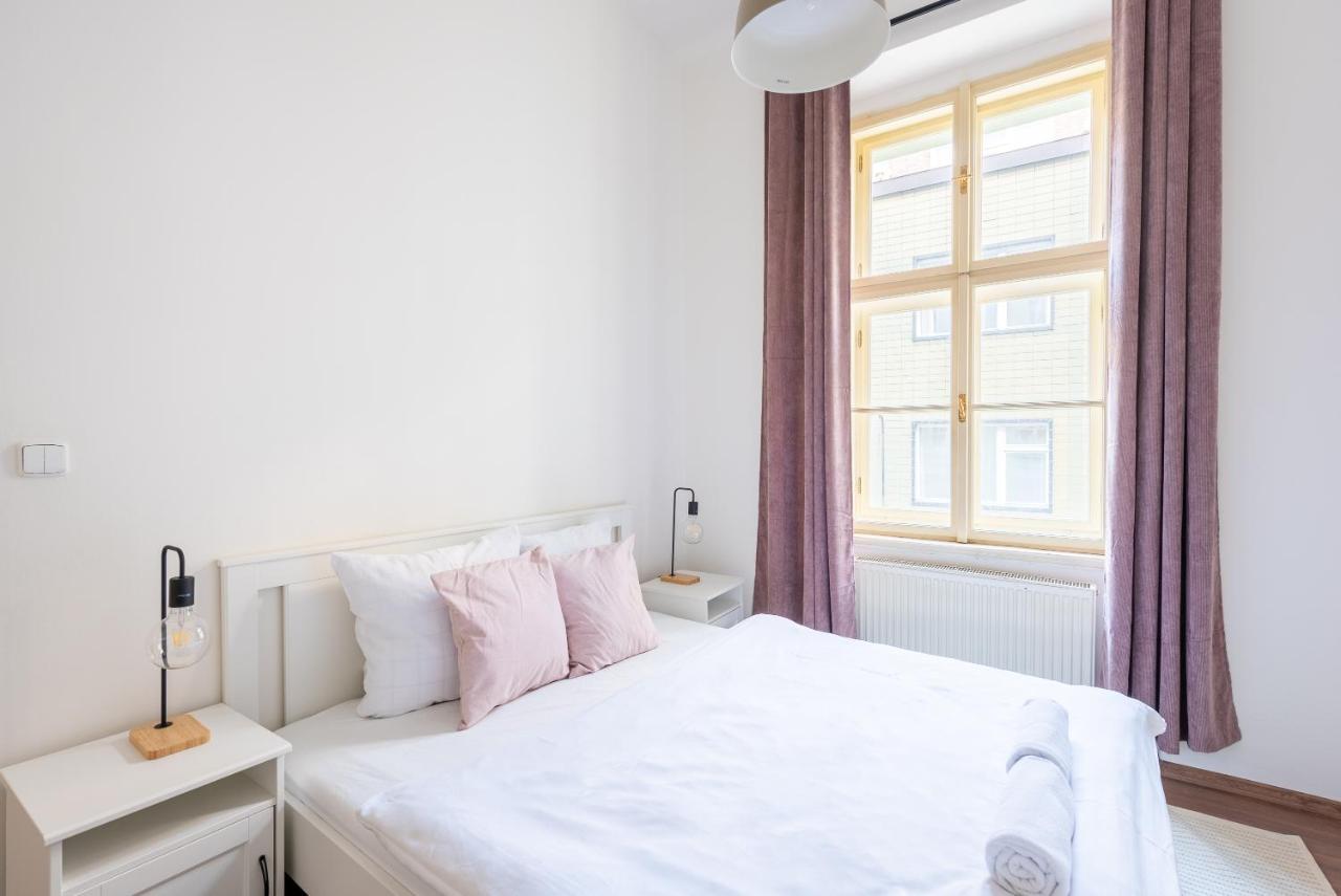 Budget Reznicka Apartment ปราก ภายนอก รูปภาพ